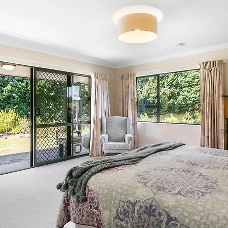 Lupin Lodge Bed & Breakfast Taupo Exterior photo