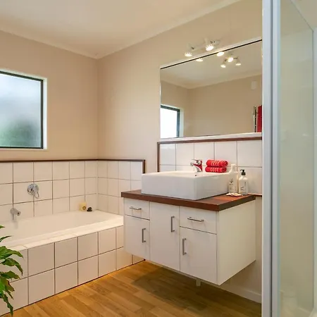 Lupin Lodge Bed & Breakfast Taupo Exterior photo